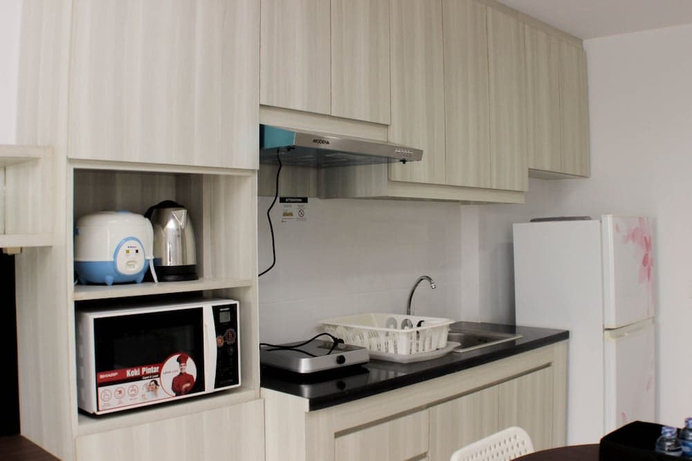 Warm And Cozy Studio At Azalea Suites Apartment