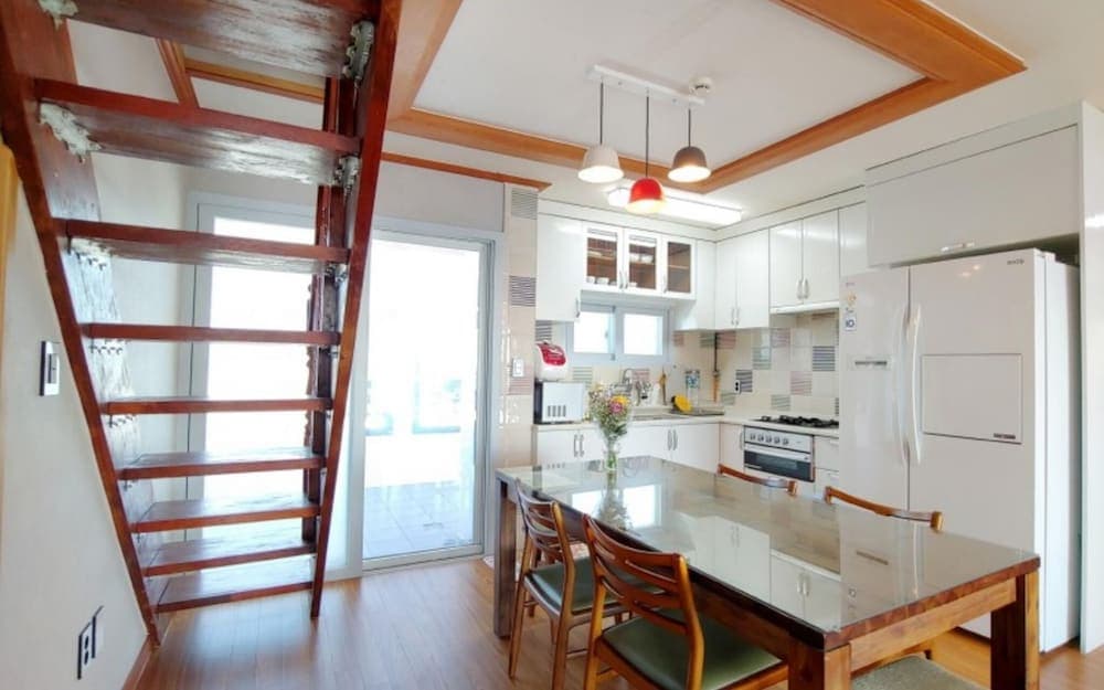 Seogwipo Jijunghae Pool Villa Pension