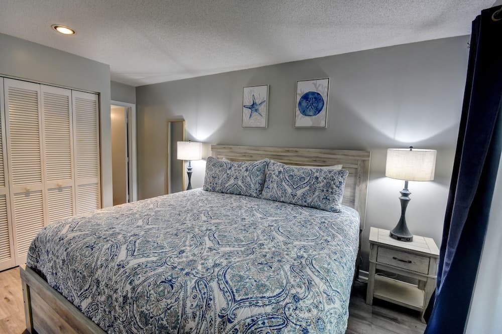 Summertree C8 2 Bedroom Condo by Redawning