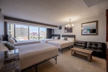 Stay together on the strip - 8 comfy beds w/view