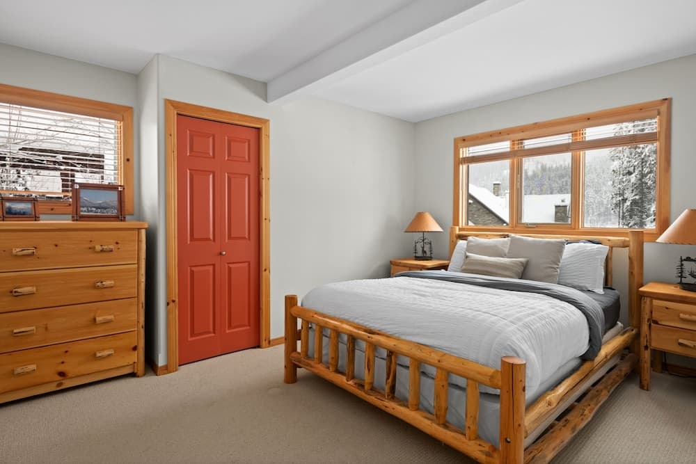 MODERN 4,500 sqft Ski Chalet: 5 Br + 6 Ba | Pool Table | Pool + PRIVATE Hot Tub