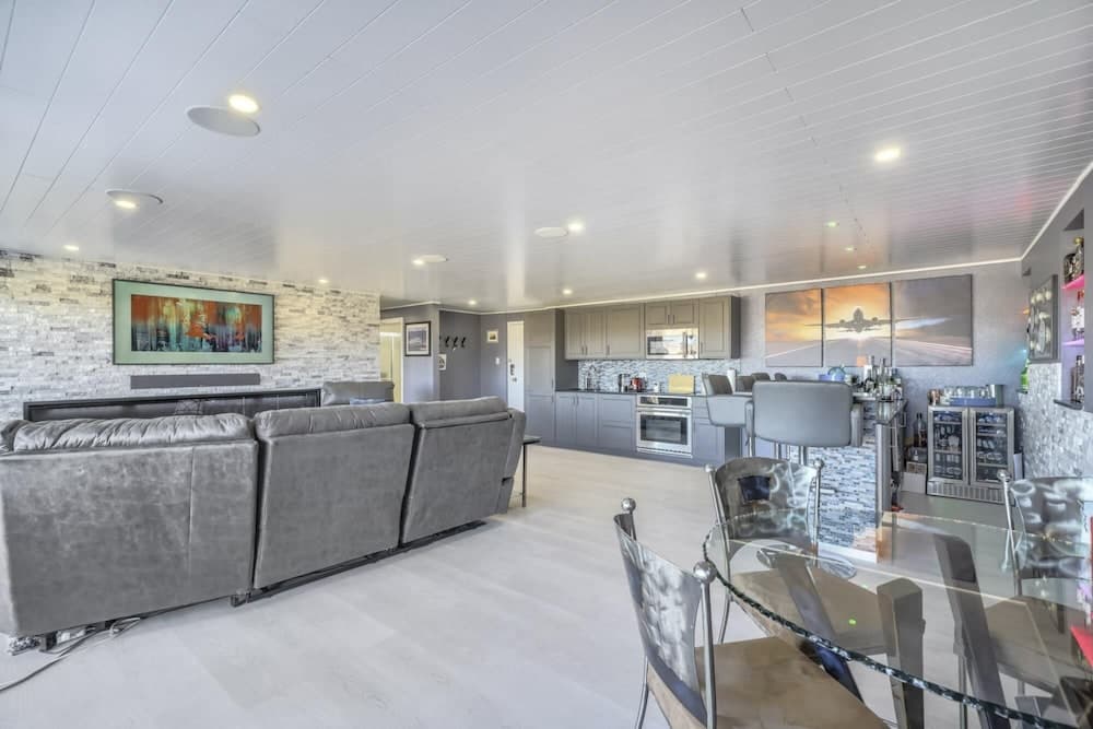 1BD Luxury Condo Cocktail Lounge Beautiful Views