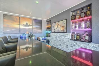 1BD Luxury Condo Cocktail Lounge Beautiful Views