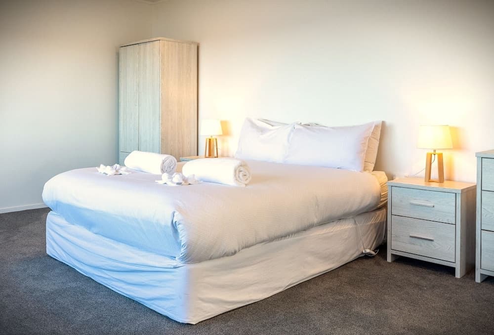 Driftwood Beach House with Spa Pool