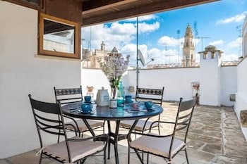 Holiday Home Sleeps 6 in the Historic Center of Le