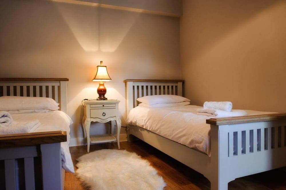 Leap Year Cottage by Lake Beaghcauneen in Clifden