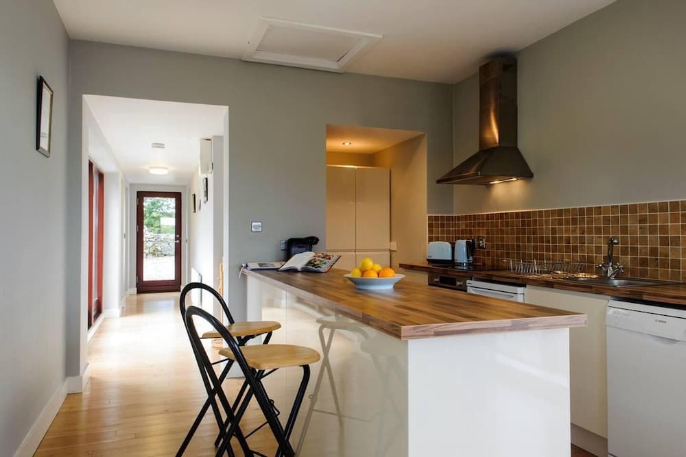 Leap Year Cottage by Lake Beaghcauneen in Clifden