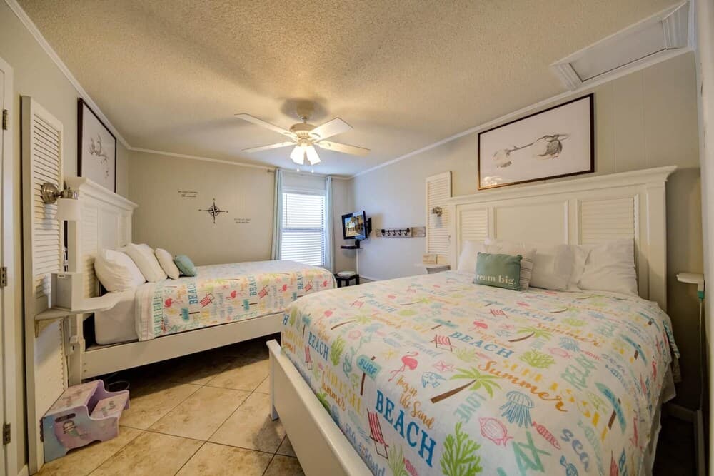 Adorable Condo Directly Across the Street From Beach With Pool and hot tub