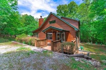 Elliotts Hideaway Adorable Cabin Fire pit hot tub Deck pet Friendly Wifi