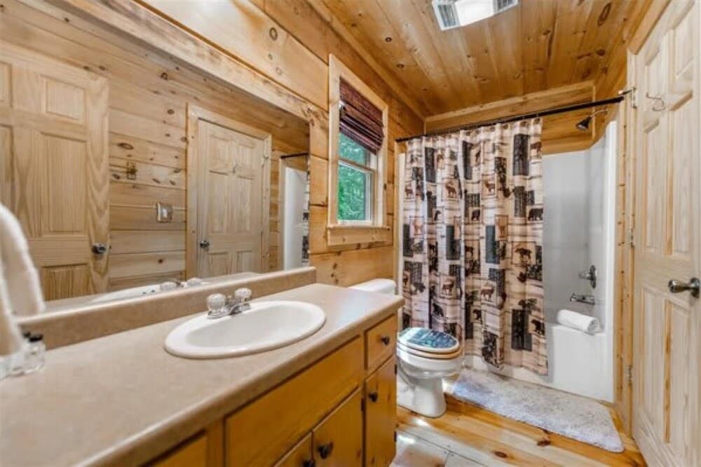 Olivers Mountain Cabin With hot tub Fire pit Wood Fireplace pet Friendly