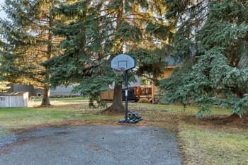 SPACIOUS 3,000 sq2 Luxury Home | PRIVATE Pool & Hot Tub | STEPS to Kinsmen Beach