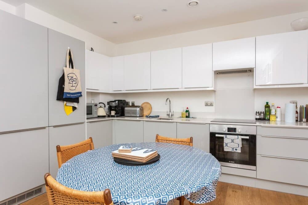 Bright 2 Bedroom Apartment Near Victoria Park