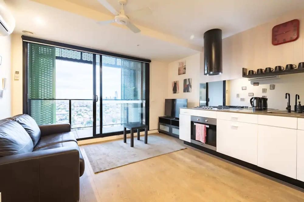 Bright 1 Bedroom Apartment in St Kilda