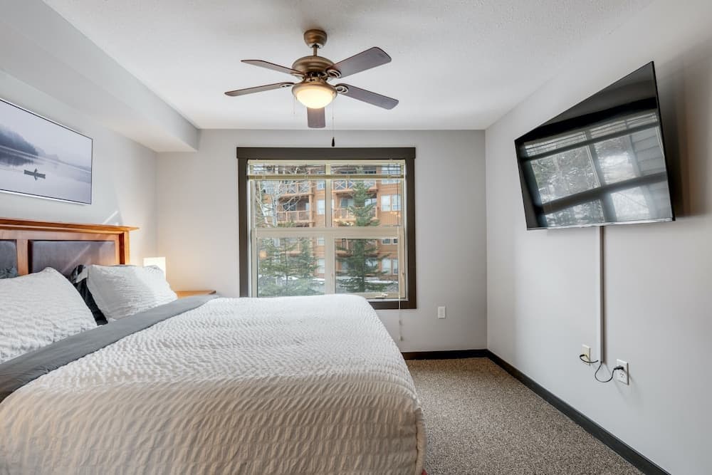 LARGE 2-Br 2-Ba | Ski In/Out | Pool & Hot Tubs | Central Upper Village Location