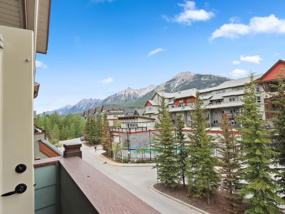 SPACIOUS 3-Br Luxury Condo | HEATED Pool + 3 Hot Tubs | Pool Table | Hm Theatre