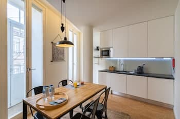 On Trend Nightlife Studio 103 Modern