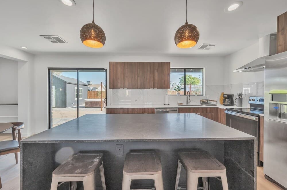 The Palms In Gilbert, Az - A Desert Getaways W/ Hot Tub, Private Office W/ Free Wifi, Walk To Heritage District, Custom Murals & Artwork, Outdoor Games, 20 Minutes To Bell Bank Sports Facility, Scottsdale, & Phoenix Airport. 4 Bedroom Home by Redawning