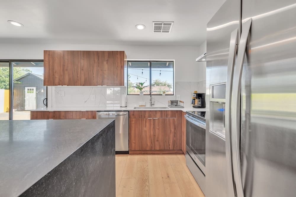 The Palms In Gilbert, Az - A Desert Getaways W/ Hot Tub, Private Office W/ Free Wifi, Walk To Heritage District, Custom Murals & Artwork, Outdoor Games, 20 Minutes To Bell Bank Sports Facility, Scottsdale, & Phoenix Airport. 4 Bedroom Home by Redawning