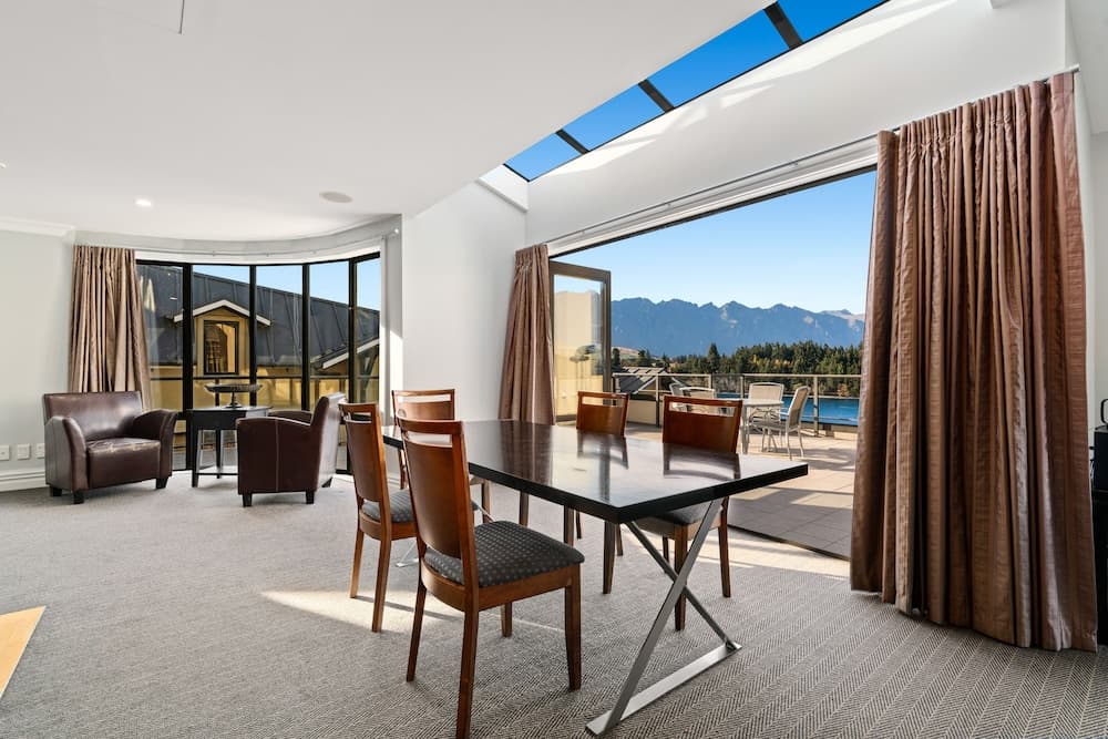 3-BEDROOM PENTHOUSE APARTMENT - THE BEACON 1002