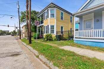 Fuller House Just 3 Blocks To Beach 3 Bedroom Home by Redawning