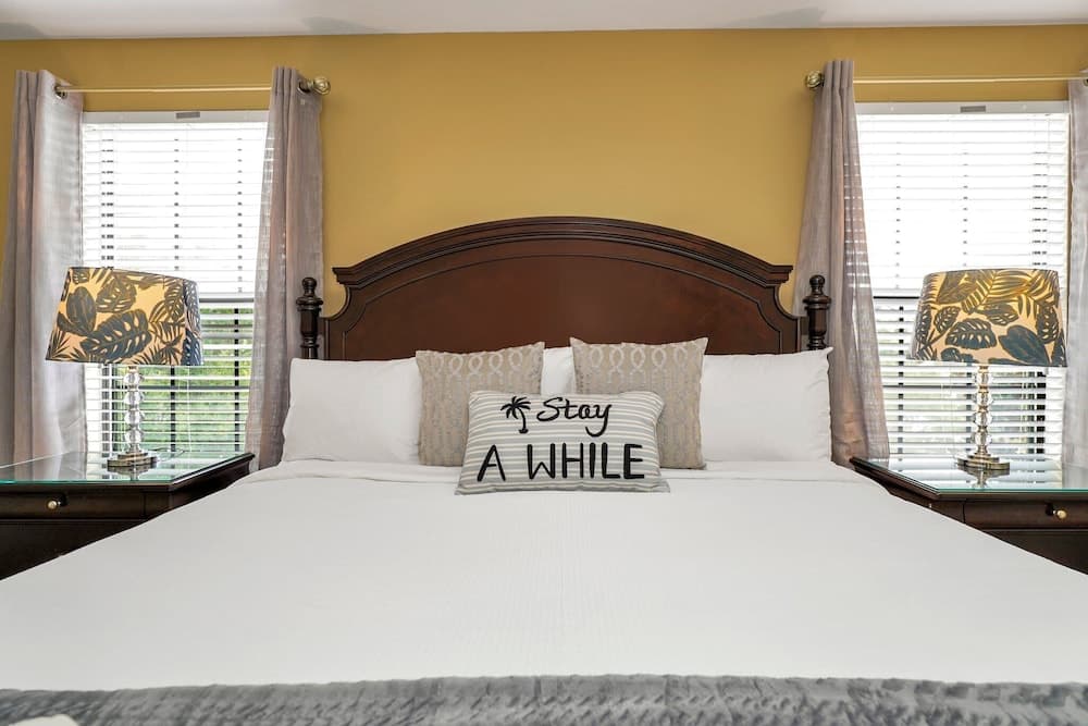 Perfect for Families! Comfortable Villa With Private Pool Area, Close to Parks and Shopping!