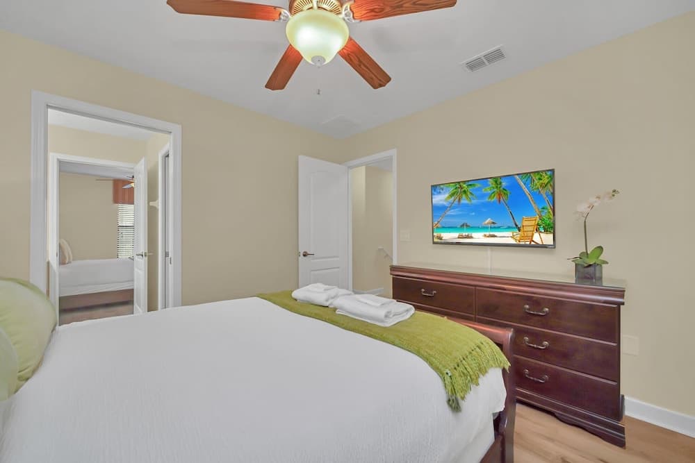 Perfect for Families! Comfortable Villa With Private Pool Area, Close to Parks and Shopping!