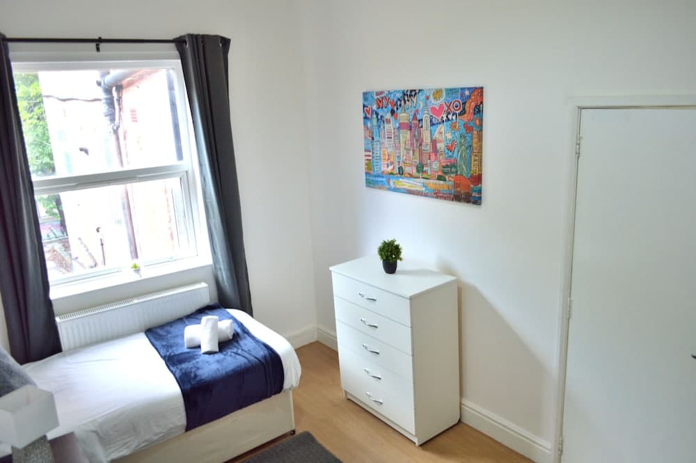 Beautiful Two-bed Apartment With Driveway Parking