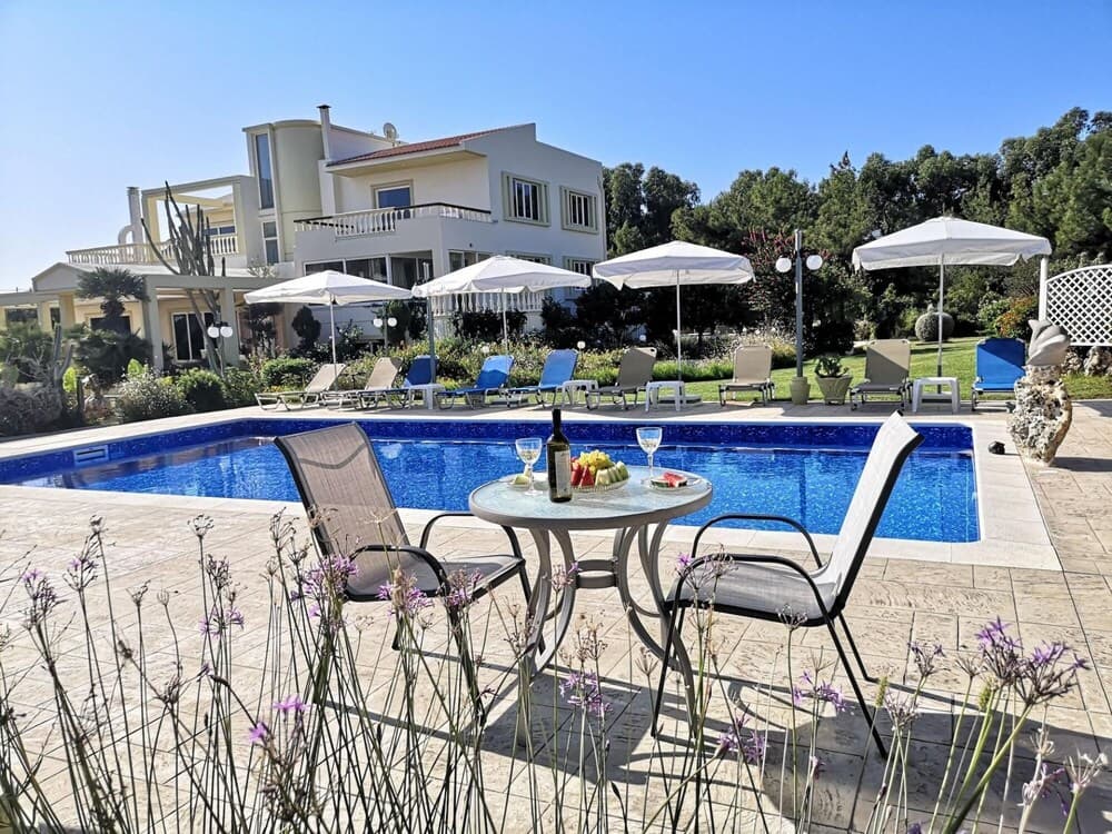 Filoxenia in Blue Louis Luxury Villa