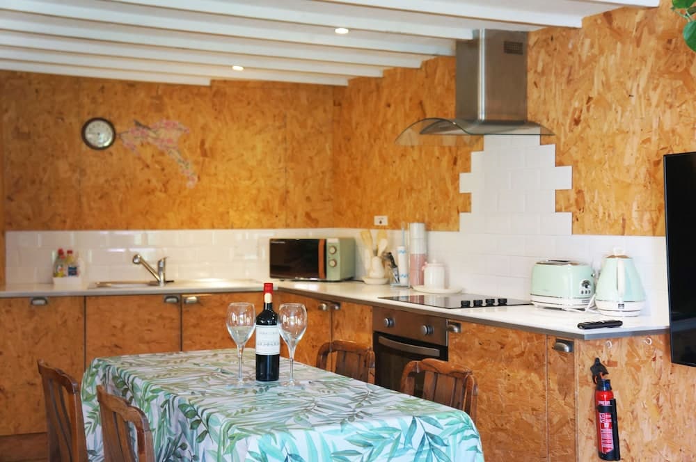 Zen Garden Cottage - Sleeps 2 - Patio & Parking