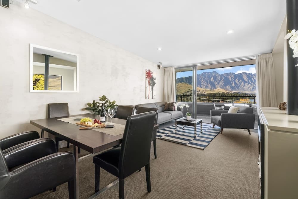 LOMOND RETREAT - NEAR CBD EXECUTIVE APARTMENT