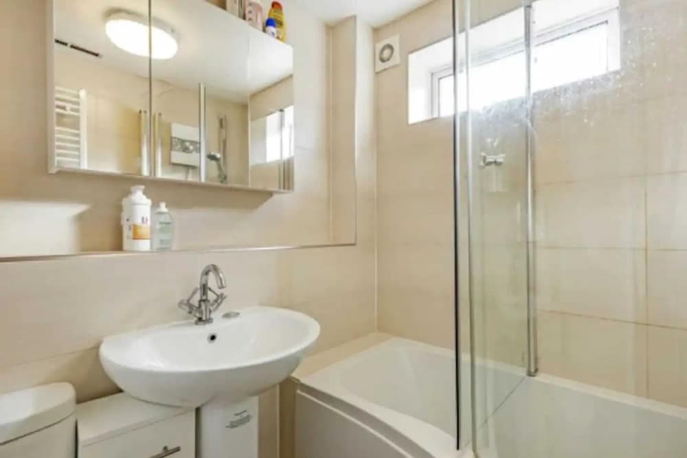 Charming 2 Bedroom Home in South London With Garden