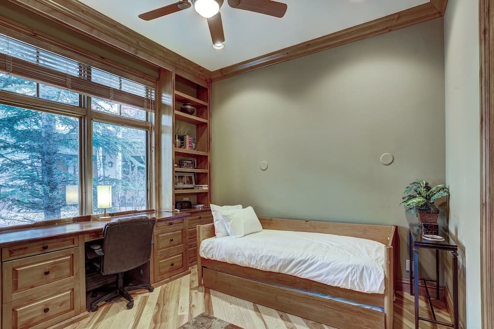 4br Plus Den Platinum Townhome, Walk To Lift 4 Bedroom Townhouse by RedAwning