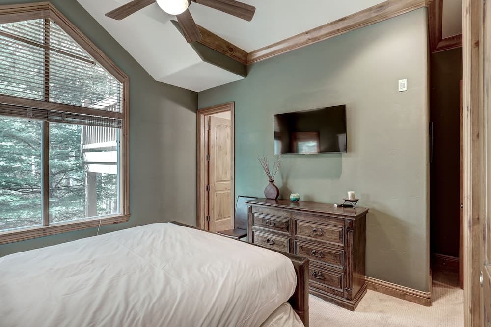 4br Plus Den Platinum Townhome, Walk To Lift 4 Bedroom Townhouse by RedAwning