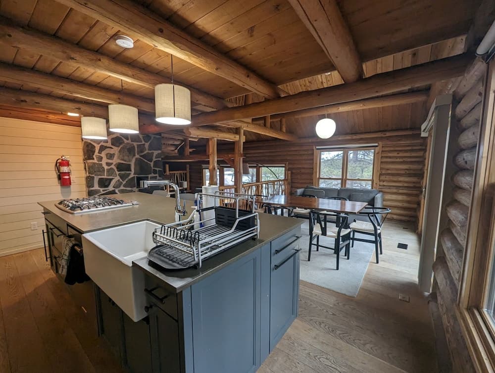 Beautiful Log Cabin on Saganaga Lake