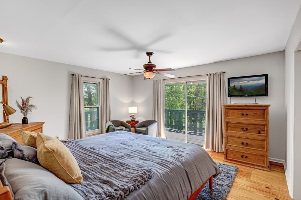 Hatcher's Haven 4 Bedroom Cabin by Redawning