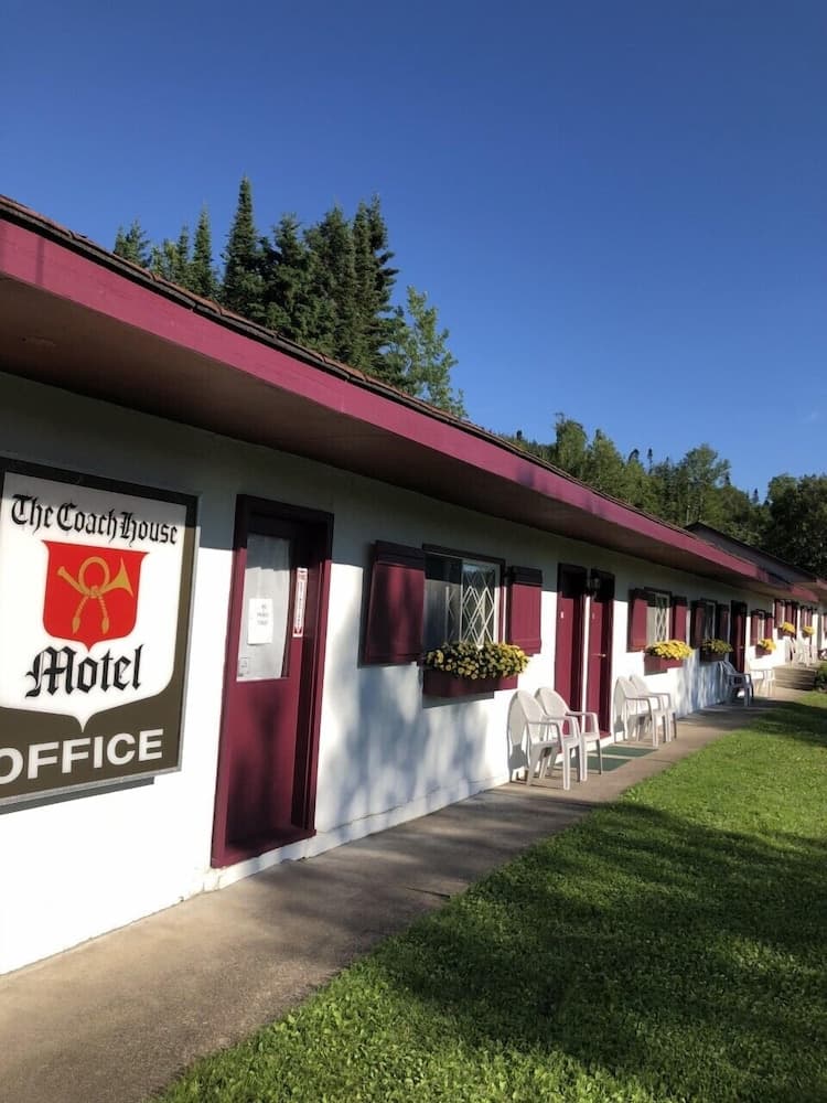 Coach House Motel 20 km East Terrace Bay