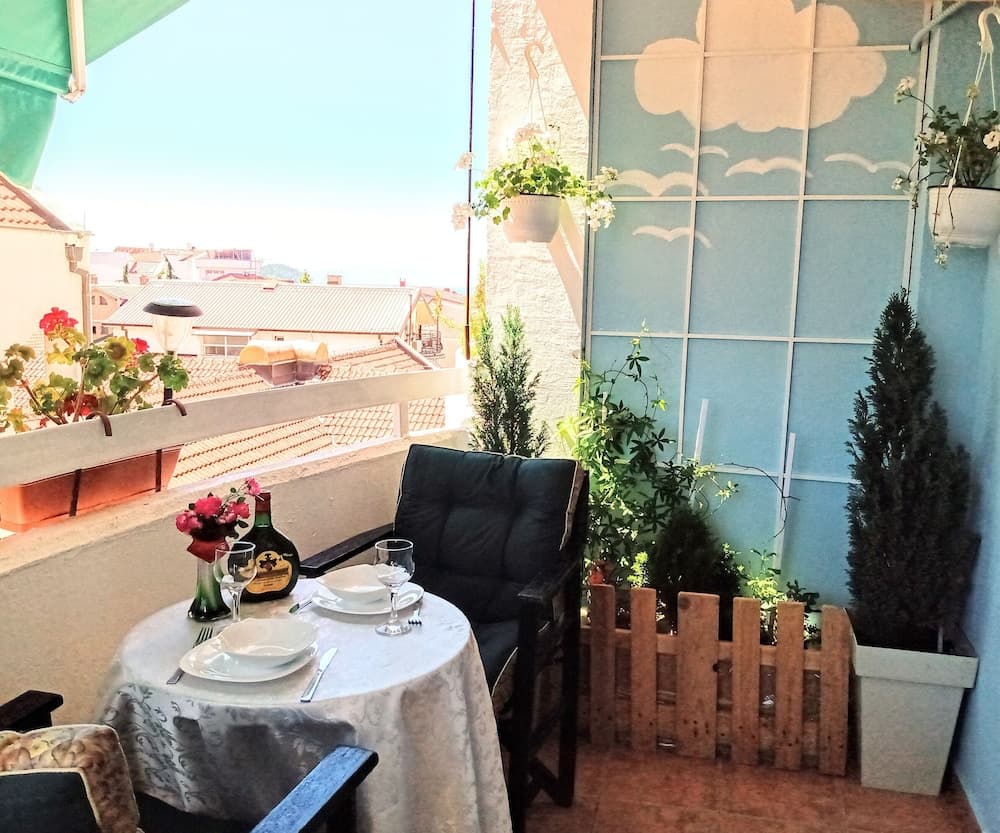 Near Lake, With View, Center