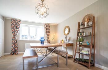 Comfortable 5 Bedroom Detached House With Parking