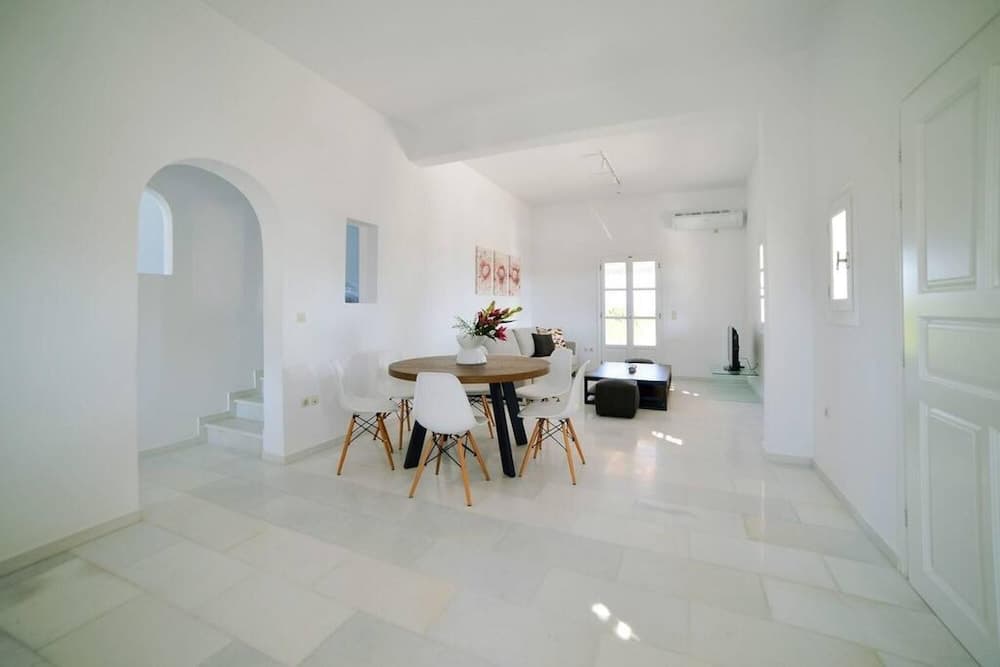 Coral Villa With 4 Bedrooms in Paros