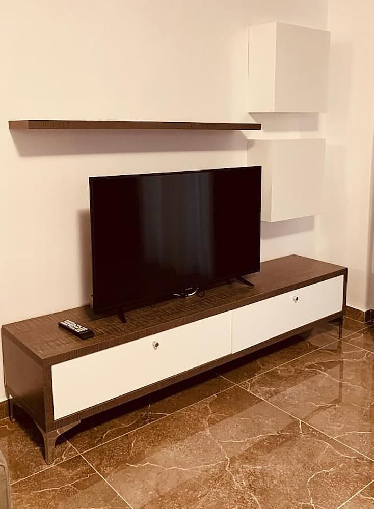 The Peak Hotel & Lounge