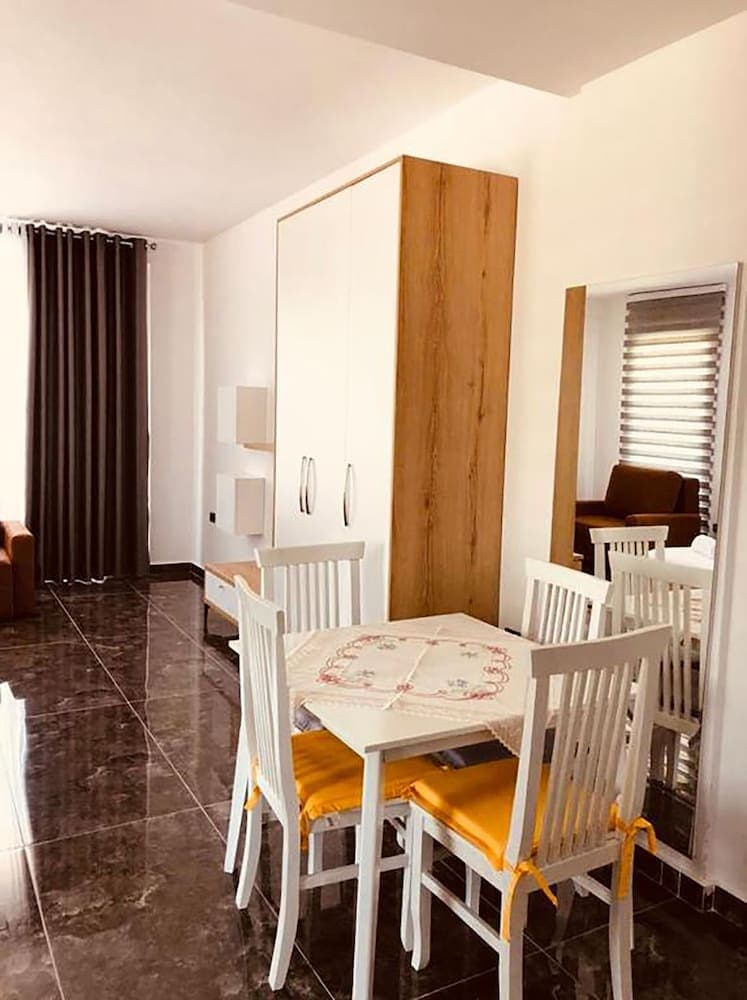 The Peak Hotel & Lounge