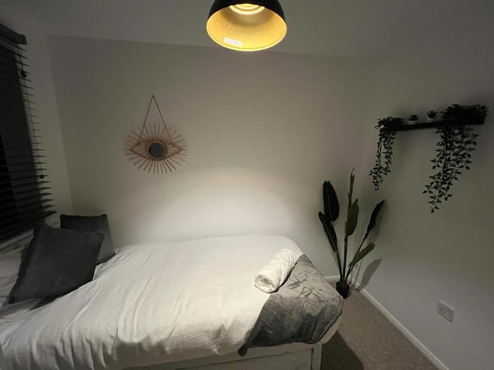 Impeccable 2-bed Apartment in Grays, London