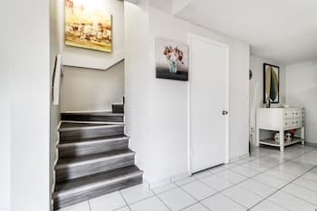 2 Bed2 Bath House with Backyard Jacuzzi