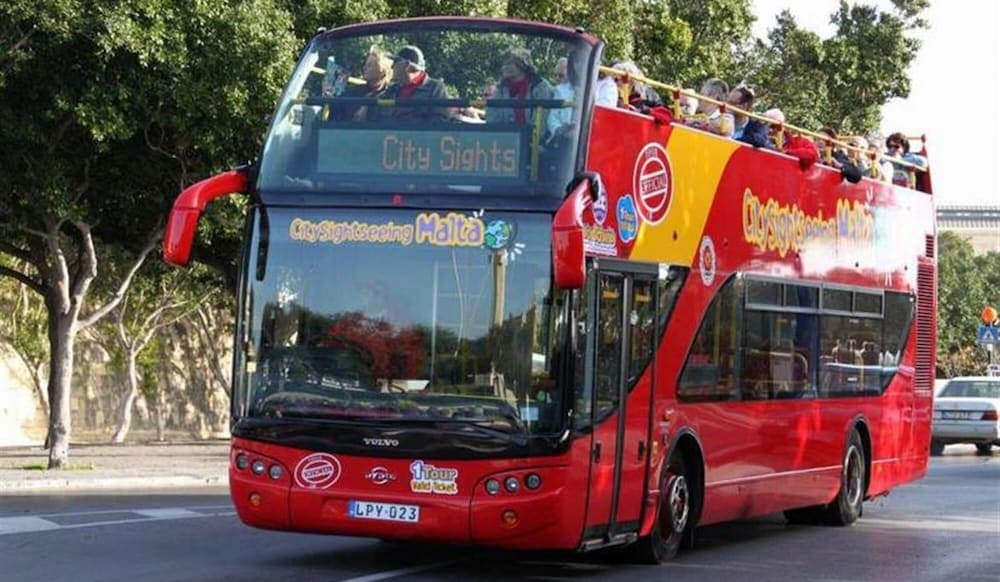 Deluxe Apartment Steps to St George s Bay