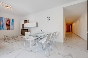 Deluxe Apartment Steps to St George s Bay
