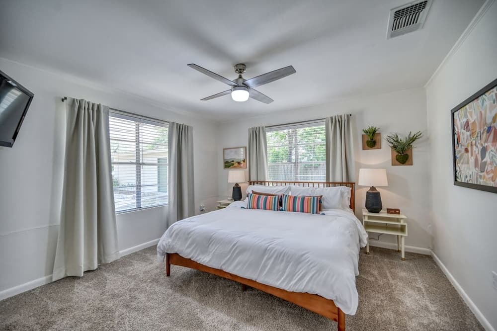 Luxury Lakefront Oasis W/boat Dock-firepit