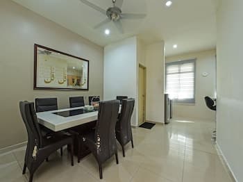 OYO Home 90532 Casa Azlinda Muslim