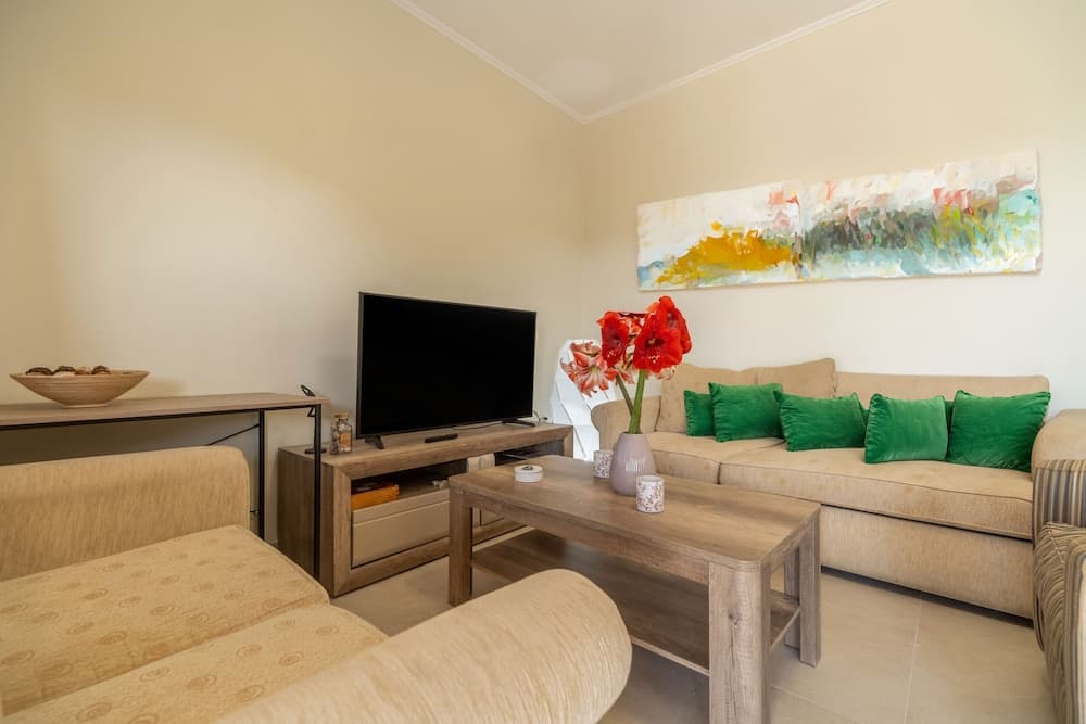 2 Bed House - Sleeps 5 - Garden - Parking - Wifi