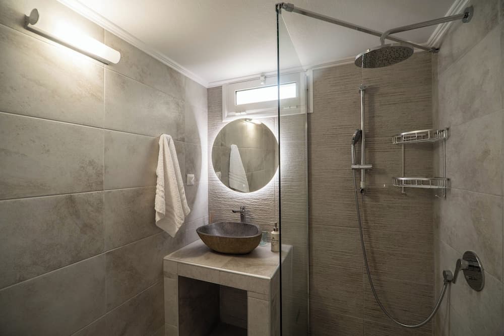 2 Bed House - Sleeps 5 - Garden - Parking - Wifi