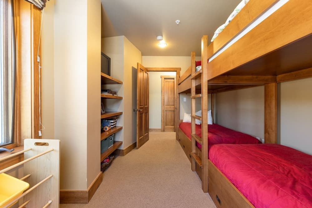 2300 Red Hawk Lodge 3 Bedroom Condo by RedAwning